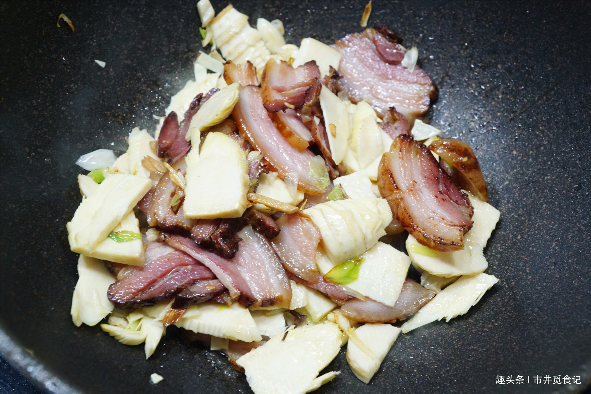  肥腻|炒腊肉时，万不能直接炒，否则又咸又肥腻，教你正确吃法