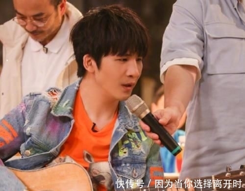  摸手|王一博回归天天兄弟变小孩，汪涵开车他在后座撒娇，摸手安抚太宠