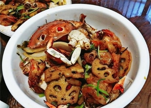  埋怨|老妈和亲戚来吃饭，婆婆要我下厨招待，菜上齐后，却埋怨太浪费！