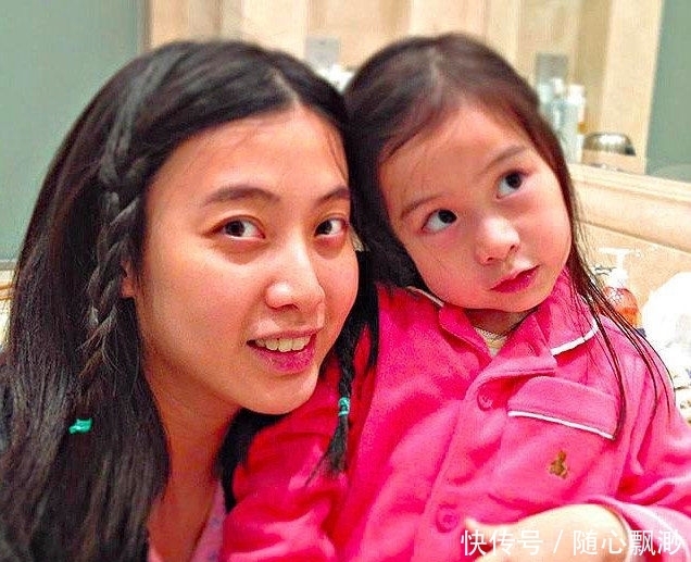 老婆|甘比吃饭显狼狈,刘銮雄老婆站着拿碗筷,碎发挡眼睛也要看镜头