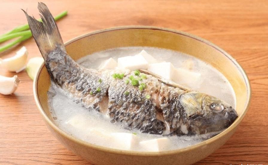 好喝|炖鲫鱼汤,万万不要直接下锅煎多做一步,汤鲜香浓白,好喝不腥