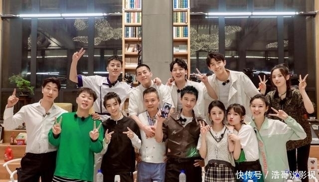  赵丽颖|《中餐厅》晒杀青照，赵丽颖绝对C位，而粉丝们却在找杨超越