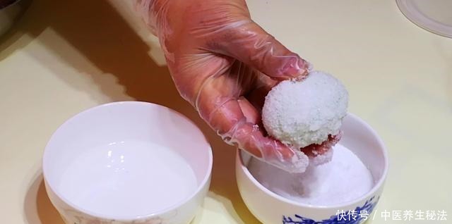 腌法|春天腌咸鸭蛋，别用盐水泡了，教你快速腌法，时间短油还多，真香