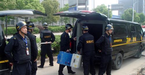  警察|除了军人和警察, 还有三种人可以合法持枪, 第三种见了最好躲开！