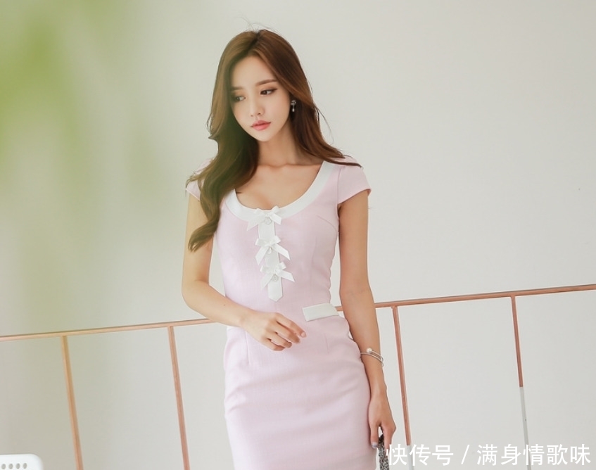 纤细|天生丽质的紧身裙美女,秀出纤细又高挑的身材