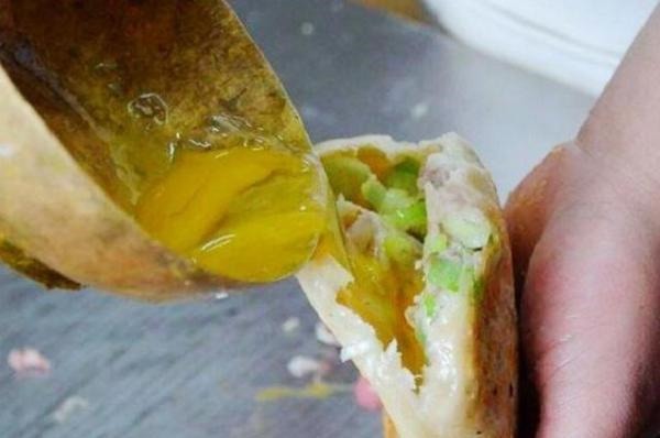 眼看|早餐店眼看就要开不下去，老板灵光一闪，烙饼不用锅，生意火爆