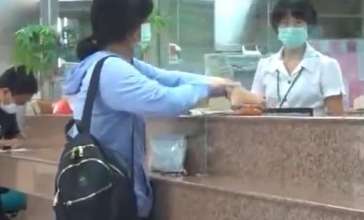 存款|女子银行内存款2天后,突然被告知当时少给2万块,真相令其愤怒