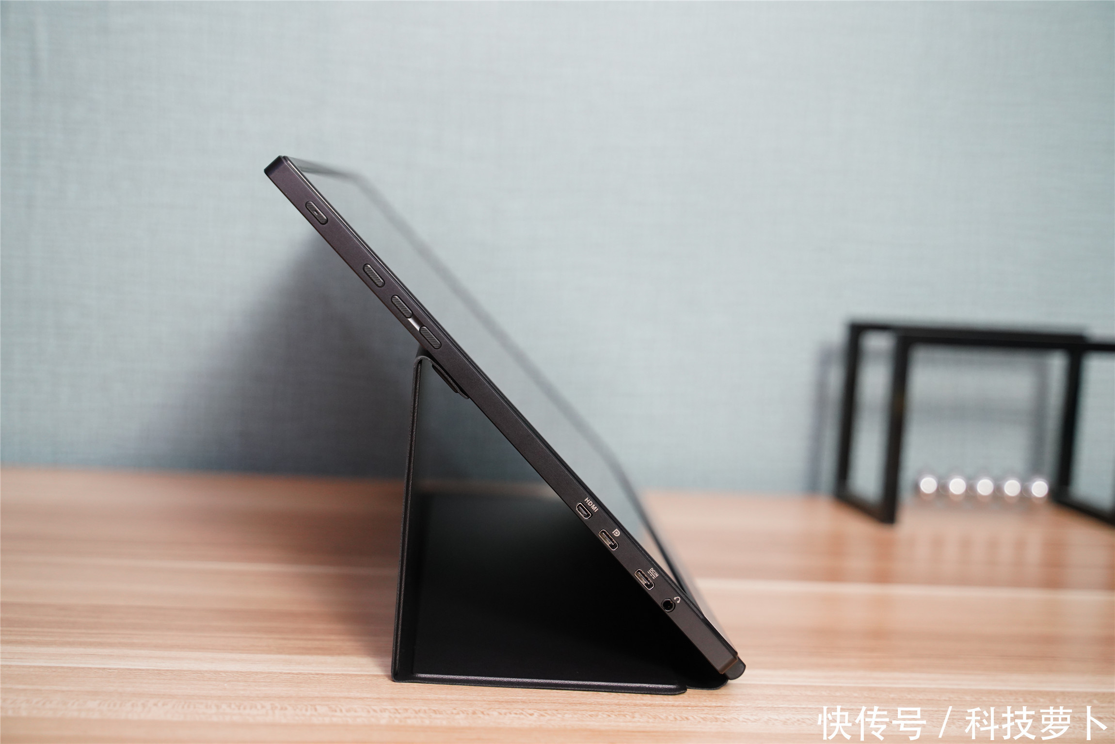  全球|全球首款240Hz+3ms电竞便携显示器，ROG XG17AHP评测