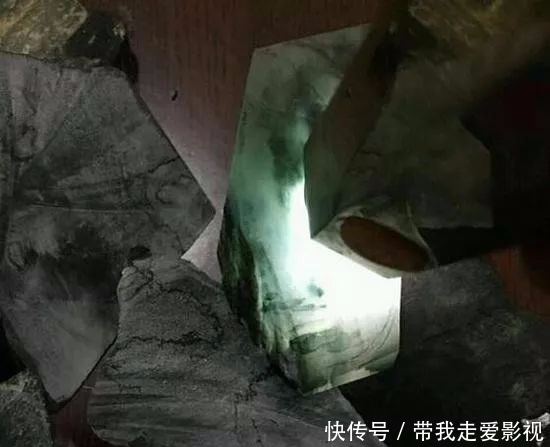  裂成|28000买的翡翠赌石，切开这个翡翠赌石里面裂成狗了