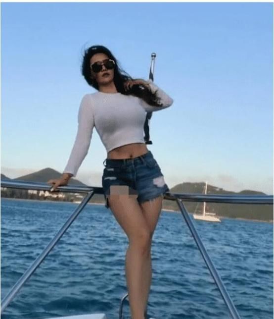 迷人|自信美才是真的美，身材曼妙，气质一览无余！