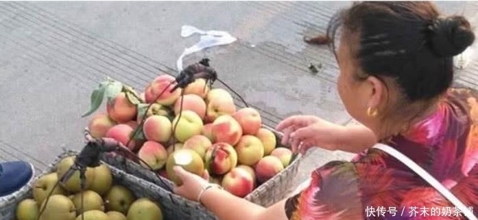 收回|农村大妈卖梨让顾客“吃一口”剩下的又收回去,这是为啥