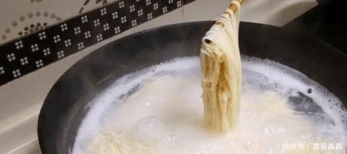 下锅|煮面条时,最忌水开下锅,大厨表哥透露“秘诀”,这样面条筋道不坨