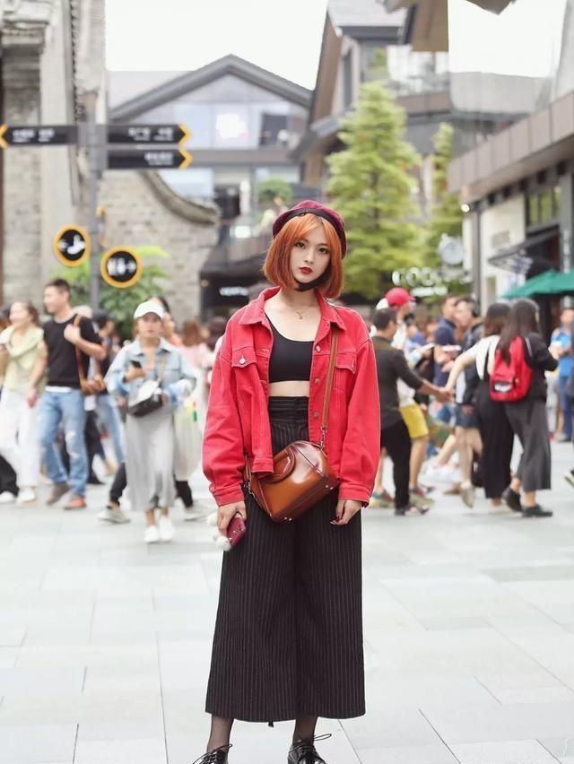 女神|街拍:两位时尚的美女,身材窈窕有型,散发女神气质