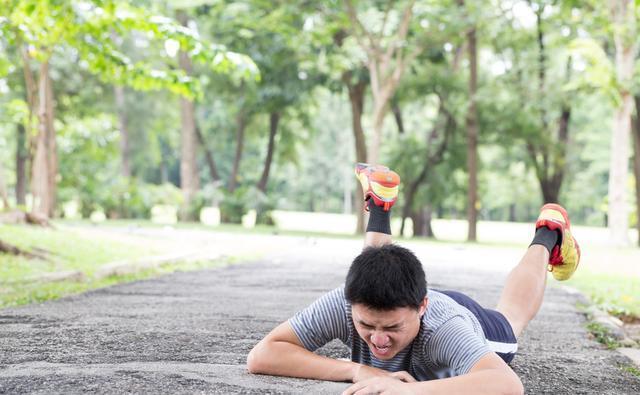  男子|43岁男子骑电动车撞到路上护栏摔倒，命保住了，胳膊不能抬起