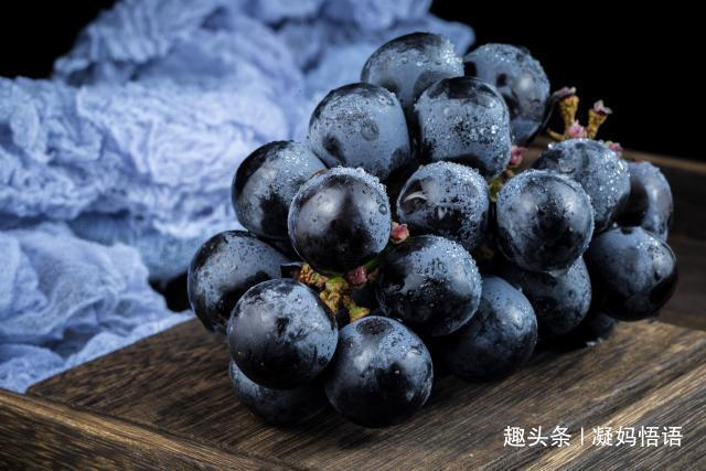  眼睛|为了生个大眼睛娃，孕妇孕期狂吃葡萄，孩子出生后怀疑抱错了