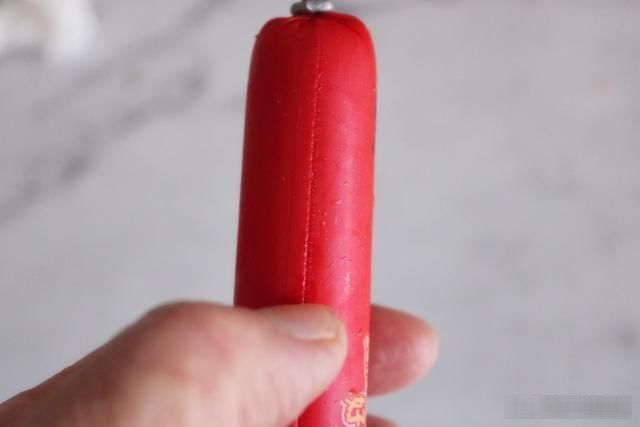  接下来我们|吃了这么久火腿肠，才知道按一下这地方，外皮一碰就开了，真简单