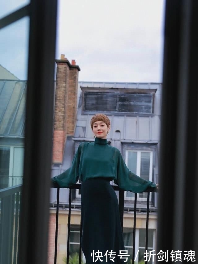 搭配|马伊琍简直是“气质女神”,墨绿色雪纺衫配半裙,尽显知性优雅感!