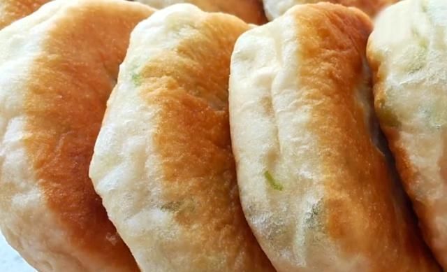 妈妈|妈妈这样烙饼,不用揉面,筷子一搅,蓬松又暄软,比面包松软