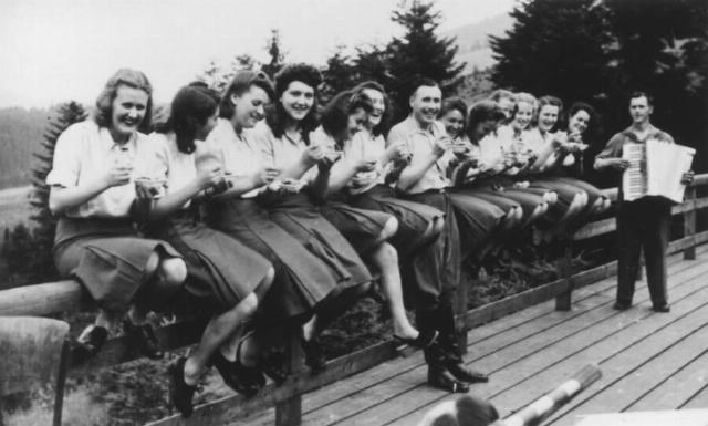 奥斯维辛集|幸好发现了这本相册,才知道了纳粹集中营副指挥官私生活的样子