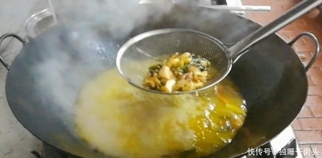 烧鸡|淮扬菜大厨改良员工餐将香菇烧鸡这么做,鲜香微辣,开胃下饭