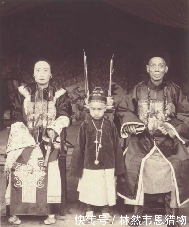 不到|在晚清,这对夫妻被拍到一起。蒙古王爷非常强大和威武,清朝格格也差不到那去。