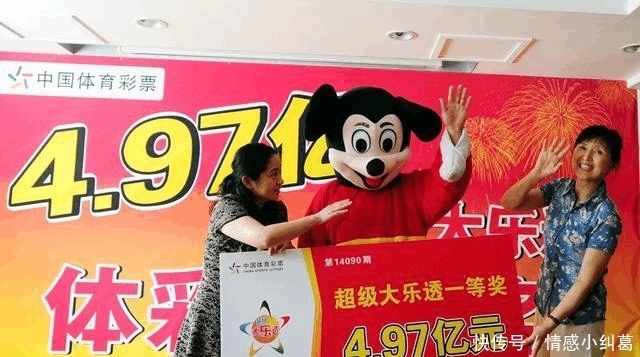 大摇大摆|为什么外国人领奖敢上电视, 而中国人领奖要戴头套?