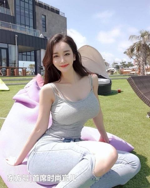 身材|美女街拍靓丽年轻的小姐姐,穿牛仔裤,展现出曲线身材