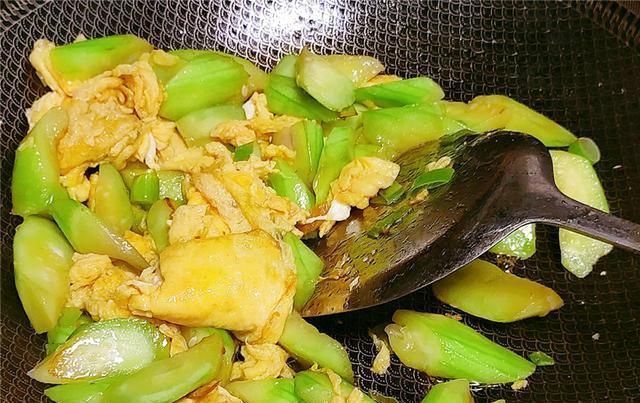  小窍门|炒丝瓜时,万万别直接下锅炒,教你一个小窍门,丝瓜翠绿不发黑