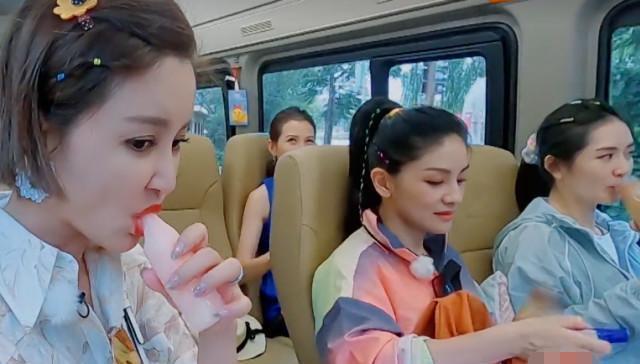  坐车|张歆艺坐车还准备吃的，当她拿出来那一刻，连外国来的吉娜都兴奋了