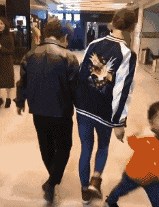 扫完|搞笑GIF:刚扫完地还得再扫一遍,大叔想离职的心都有了