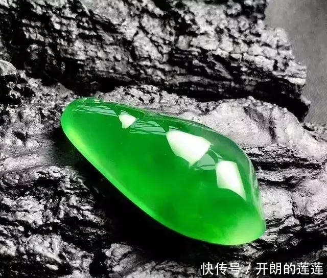 老大爷|老大爷嫌自己佩戴的翡翠水头不太好,用水一泡后,一看吓了一跳!