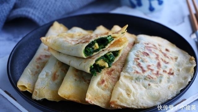 早餐|1把韭菜5个鸡蛋，教你懒人早餐，不和面不揉面，出锅孩子连吃3个