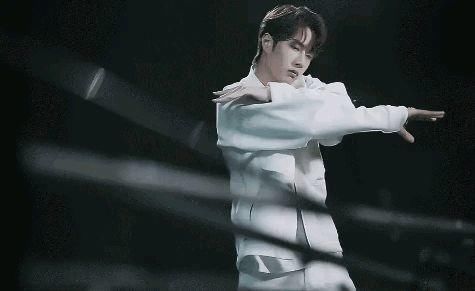 额头|王一博拍街舞带火新发饰,额头阴影粉是亮点