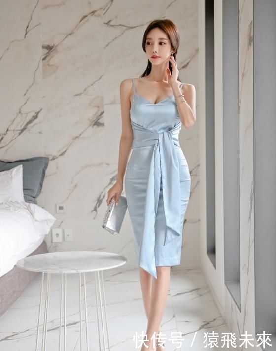  浅蓝色|简单穿搭也可以时尚优雅！浅蓝色吊带连衣裙，修身显瘦尽显曼妙身姿！
