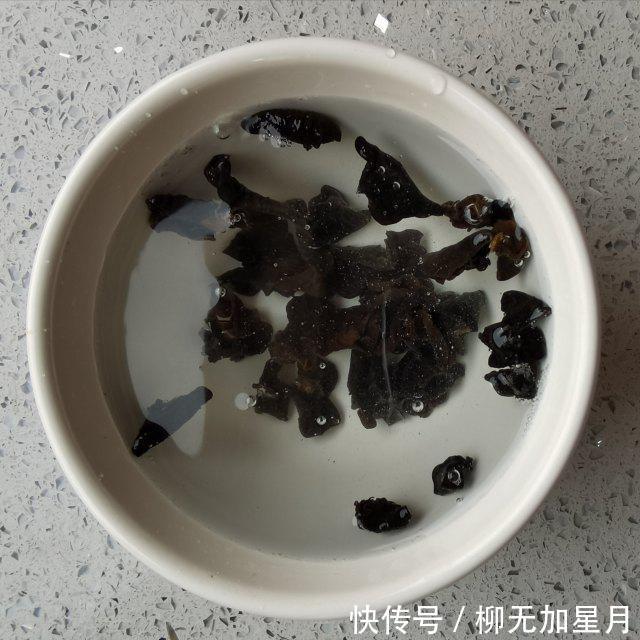 软烂|丝瓜炖豆腐,丝瓜鲜嫩,豆腐软烂,清香味美