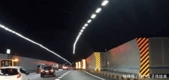  高速|上高速应该用近光灯吗交警无语驾照咋考的，根本不会开车