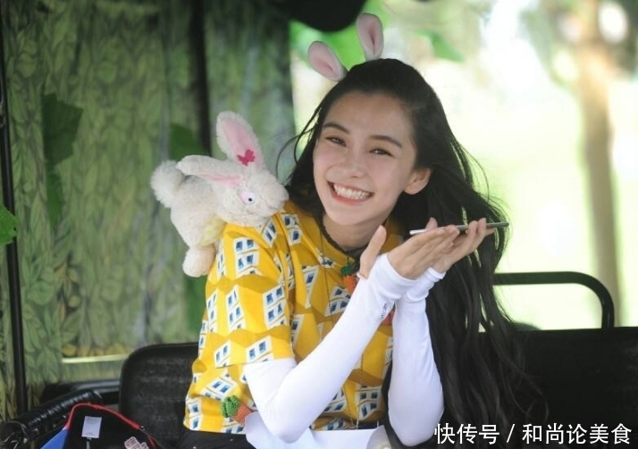 当众|宋雨琦当众“下跪”,谁注意到baby的下意识动作?人品一眼看穿