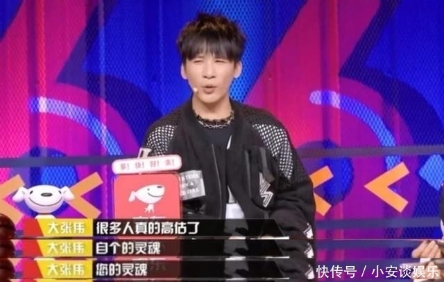 西装革履|有生之年系列——大张伟西装革履,端坐办公桌前!