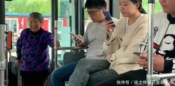 女童遭|10岁女童遭老人强制让座，妈妈简单的几句话给全车人都上了一课