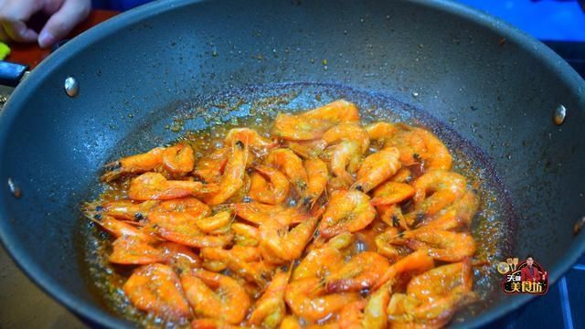 大虾|大虾别只会白灼了,教你做鲜香入味的油焖大虾,做法简单,超好吃