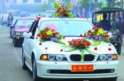 新郎|男子租12辆奥迪结婚，前女友不请自来，拉横幅“砸场子”