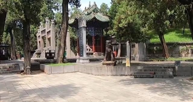 坟墓|大雨冲出一座古墓，墓中只有一个头颅，网友：大家都拜错了地方