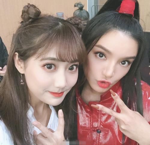  李艺彤|双双退团后，李艺彤参加综艺再次聊起鞠婧祎，称她是自己一辈子达不到的目标