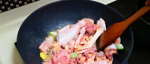  鸡肉|炖鸡时先焯水，还是直接炖，都不对！教你正确做法，肉不柴汤更鲜