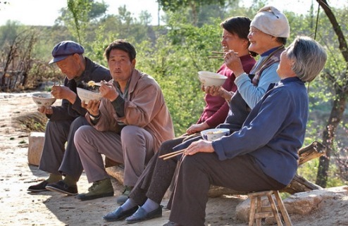  留守|现在农村突现“假寡妇”，留守光棍数量大增，为什么不出去打工