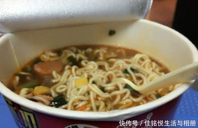 顶级|穷学生常吃的4种“续命粮”,看着都让人心疼,泡面都是顶级套餐
