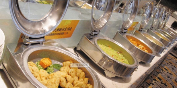 位女子|女子来吃自助餐,每隔一小时准时去洗手间,老板悄悄跟踪后傻住