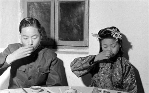 新娘|73年前一场包办婚礼:2人皆未成年,新郎一脸稚气,新娘没有笑容