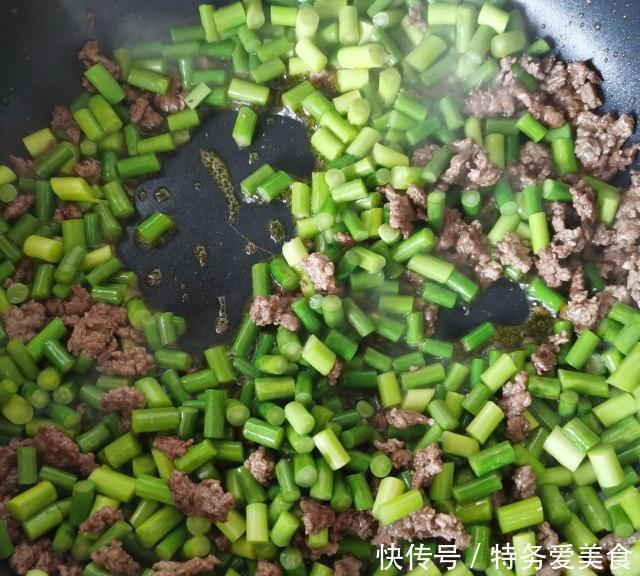  牛肉|牛肉末炒蒜薹，超下饭的一道菜，当然喝粥也是绝配