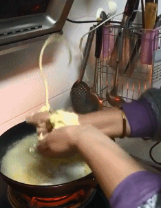 破洞|搞笑GIF:最潮流破洞牛仔裤 新款!绝对新款